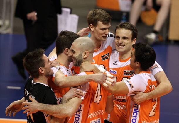 Martin Krystof, Roko Sikiric, Aleksandar Spirovski, Robert Kromm, Tomas Kmet, Kawika Shoji Freude Emotion jubelnd Jubel nach Satzgewinn Volleyball Bundesliga Herren PlayOff halbfinale Saison 2013 14 13.04.2014 BR Volleys Berlin vs. TV Ingersoll Bühl
