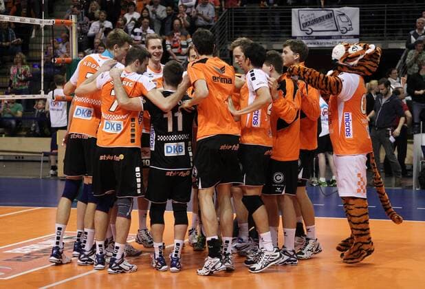 BRV stehen im Finale um die deutsche Meisterschaft Freude Emotion jubelnd Jubel nach Spielende Mannschaftsjubel Volleyball Bundesliga Herren PlayOff halbfinale Saison 2013 14 13.04.2014 BR Volleys Berlin vs. TV Ingersoll Bühl