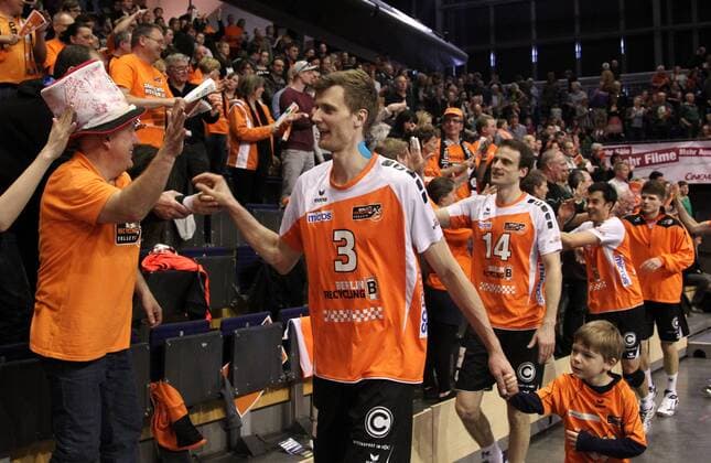 Robert Kromm, Tomas Kmet, BRV stehen im Finale um die deutsche Meisterschaft Freude Emotion jubelnd Jubel nach Spielende Mannschaftsjubel Volleyball Bundesliga Herren PlayOff halbfinale Saison 2013 14 13.04.2014 BR Volleys Berlin vs. TV Ingersoll Bühl