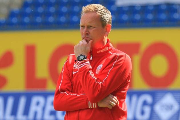 Spiel des FC Hansa Rostock in der 3.Liga der Saison 2013 2014 gegen die Mannschaft von Preußen Münster am Sonnabend (12.04.2014) in der DKB Arena von Rostock. Im Bild: Interimstrainer Robert Roelofsen