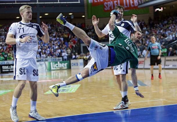 11.04.2014, xovx, Handball 1.Bundesliga, HSG Wetzlar - VfL Gummersbach, v.l. Andreas Schroeder (VfL Gummersbach), Jens Tiedtke (HSG Wetzlar), Mark Bult (VfL Gummersbach), Aktion.