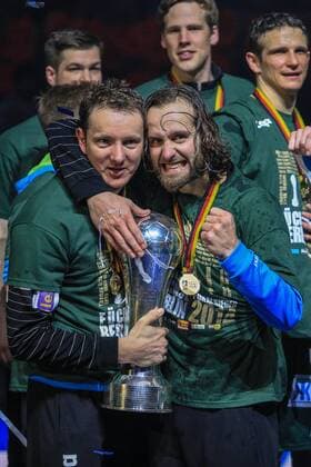 Deutschland, Hamburg, O 2 World, DHB Pokal, Final Four, Finale Saison 2013 2014, Füchse Berlin - Pokalsieger 2014, die Füchse sind DHB Pokal Sieger,Torwart Petr Stochl Silvio Heinevetter(Berlin ) jubeln