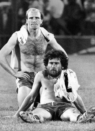 Europapokal der Landesmeister Finale, Aston Villa - FC Bayern München: Paul Breitner (vo.) und Dieter Hoeneß (beide Bayern) sitzen nach Spielschluss fassungslos mit den Trikots der Sieger auf dem Platz (Sportfoto des Jahres in der Schwarz-Weiß Kategorie)