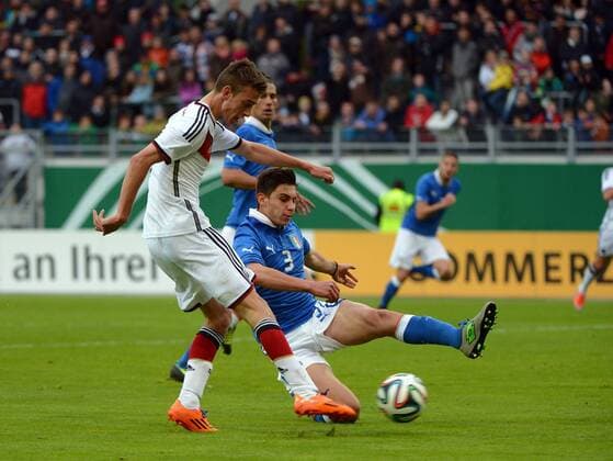 15.04.2014, xjhx, Fussball U20, Deutschland - Italien, v.l. Janik Haberer (Deutschland U20), Cristian Dell Orco (Italien U20)