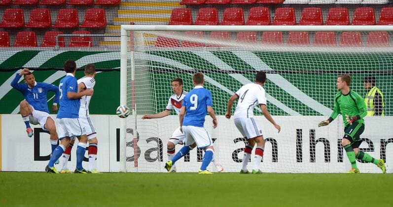 15.04.2014, xjhx, Fussball U20, Deutschland - Italien, v.l. Riccardo Improta (Italien U20), Thomas Dähne (Deutschland U20) Goal scored, Tor zum 0:1