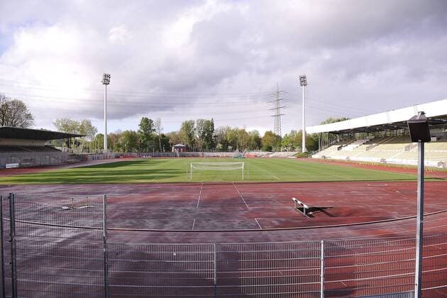 Fußball, Stadiongeschichte SG Wattenscheid 09 Fußball Regionalliga West Vorstandschef SG Wattenscheid stellt sich Fans und Spielern am 14.04.2014 im Lohrheidestadion in Bochum Das Lohrheidestadion in Bochum.