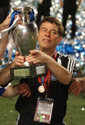 EM 2004 Finale Griechenland - Portugal 1:0 Nationaltrainer Otto Rehhagel (gr.) mit Pokal HM