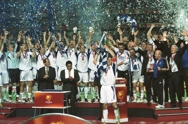 Finale Griechenland - Portugal 1:0 Europameister 2004 Griechenland mit Pokal, vorn Theodoros Zagorakis mit dem Pokal. HM