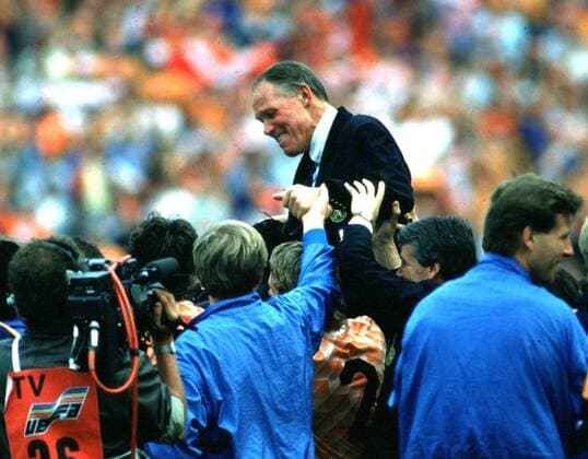 Fussball EM 1988. Finale: Holland-UDSSR 2:0 am 25.6.1988 in München. Unser Bild zeigt Rinus Michels als Bondscoach der Niederlande nach dem Gewinn der Europameisterschaft 1988 auf den Schultern seiner Spieler. HM