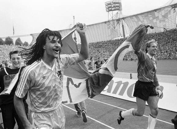 Fußball, EM Finale 1988 in München, Niederlande - Sowjetunion 2:0 EM - Finale 1988 vom 25.6.1988: Niederlande - UdSSR Ruud Gullit und Torwart Hans van Breukelen laufen die Ehrenrunde HM