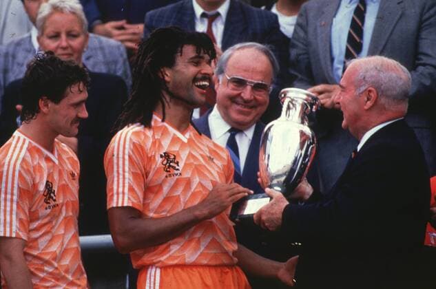 Fußball, EM Finale 1988 in München, Niederlande - Sowjetunion 2:0 Europameisterschaft 1988 Fianle Niederlande - UDSSR 2:0 Pokalüberreichung an Ruud Gullit. Von re. : Jan Wouters, Ruud Gullit, Bundeskanzler Helmut Kohl (BR Deutschland CDU) HM