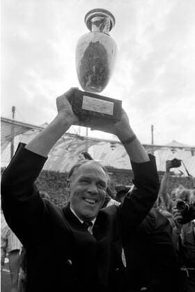 Fußball, EM Finale 1988 in München, Niederlande - Sowjetunion 2:0 Europameisterschaft 1988. Finale: Niederlande - UdSSR am 25.6. in München (2:0). Bondscoach Rinus Michels (Hol.) mit dem Cup. HM