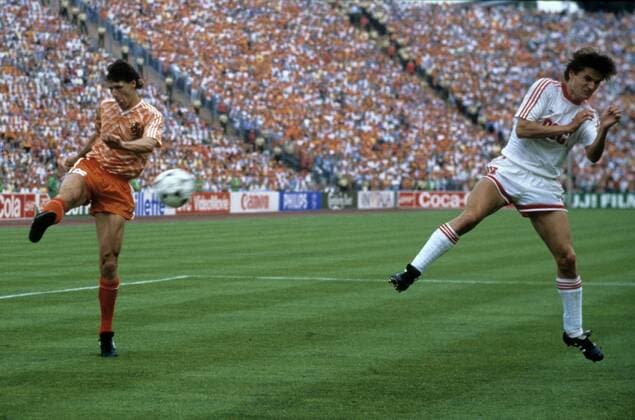 Europameisterschaft 1988. Finale: Niederlande - UdSSR am 25.6. in München (2:0). Tor zum 2:0 durch Marco van Basten (Hol. li.). Re: Wassili Raz (UdSSR). HM
