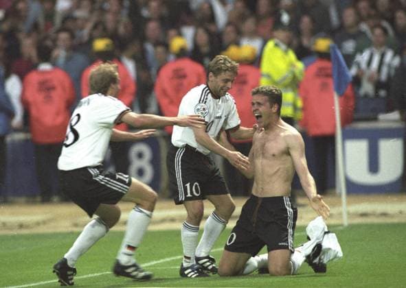 Fußball, EM Finale 1996 in London, Deutschland - Tschechien 2:1 n.V. Europameisterschaft 1996 Finale: Deutschland - Tschechien 2:1 G.G. 30.6. in Wembley. Jubel Oliver Bierhoff nach Golden Goal mit Jürgen Klinsmann und Thomas Häßler HM