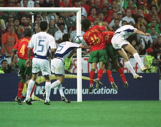 Fussball EM 2004. Finale: Griechenland - Portugal 1:0. Das entscheidende Tor zum 1:0 für Griechenland durch Angeloas Charisteas (rechts), der sich im Kopfball gegen Ricardo Carvalho (16) u. Costinha durchsetzt. V.l.: Jorge Andrade (alle Port.), Traianos Dellas u. Zisis Vryzas (Beide Gr.). HM
