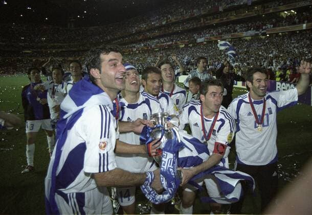 Fußball, EM Finale 2004 in Lissabon, Portugal - Griechenland 0:1 EM 2004 Finale Griechenland - Portugal 1:0 Spielertraube mit Pokal HM