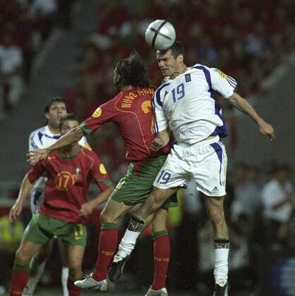 Fußball, EM Finale 2004 in Lissabon, Portugal - Griechenland 0:1 EM 2004 Finale Griechenland - Portugal 1:0 Michalis Kapsis (GR) köpft vor Nuno Gomes (Port.). HM