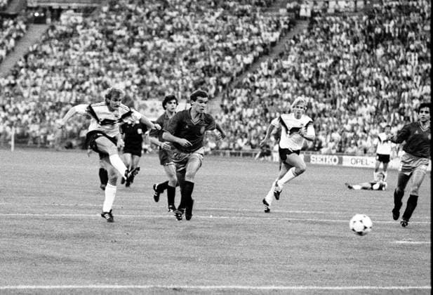 Europameisterschaft 1988. Deutschland - Spanien 17.6. in München (2:0). 1:0 durch Rudi Völler. Mitte: Jürgen Klinsmann (beide Deut.) HM