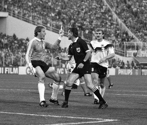 Europameisterschaft 1988 Halbfinale: Deutschland - Niederlande 21.6. in HH 1:2. Torwart Hans van Breukelen (hol.) beschwert sich bei FIFA Schiedsrichter Ioan Igna (Rumänien). Dahinter: Rudi Völler. HM
