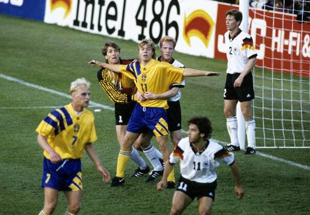 Europameisterschaft 1992. Halbfinale: Deutschland - Schweden (3:2) 21.6. in Stockholm. Torwart Bodo Illgner u. Matthias Sammer (beide Deut.) halten Tomas Brolin fest. Vorn: Ingesson (beide SWE) und Karlheinz Riedle. Hinten: Stefan Reuter (beide Deut.). HM