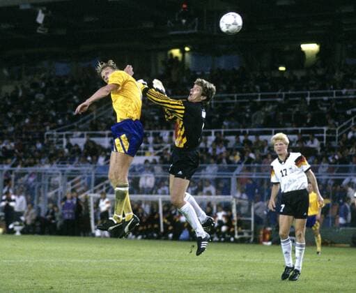 Europameisterschaft 1992. Halbfinale: Deutschland - Schweden (3:2) 21.6. in Stockholm. 2:3 durch Kennet Andersson (SWE) gegen Torwart Bodo Illgner. Hinten: Stefan Effenberg (beide Deut.). HM