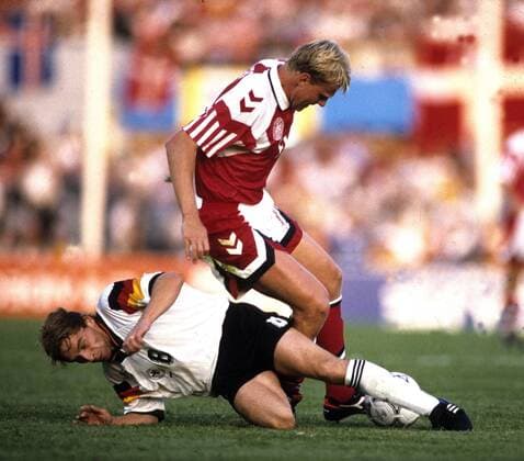 Fußball, EM Finale 1992 in Göteborg, Dänemark - Deutschland 2:0 EM 92 Finale Dänemark - Deutschland vom 26.6.1992: Thomas Hässler Aktion gegen Henrik Larsen HM