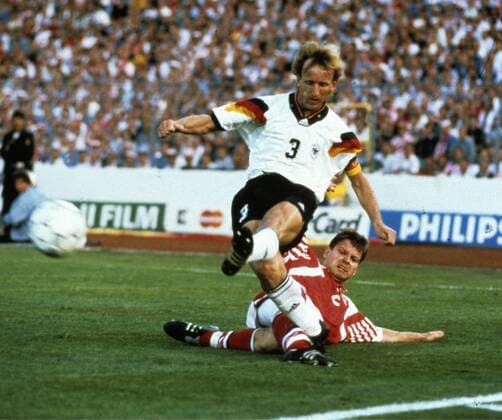 Fußball, EM Finale 1992 in Göteborg, Dänemark - Deutschland 2:0 EM 92 Finale Dänemark - Deutschland 2:0 : John Sivebaek grätscht gegen Andreas Brehme HM