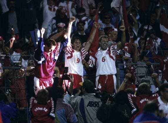 Europameisterschaft 1992 Niederlande - Dänemark 6:7 n. V. Jubel der Dänen, v.l: Torben Piechnik, Flemming Povlsen u. Kim Christofte. HM