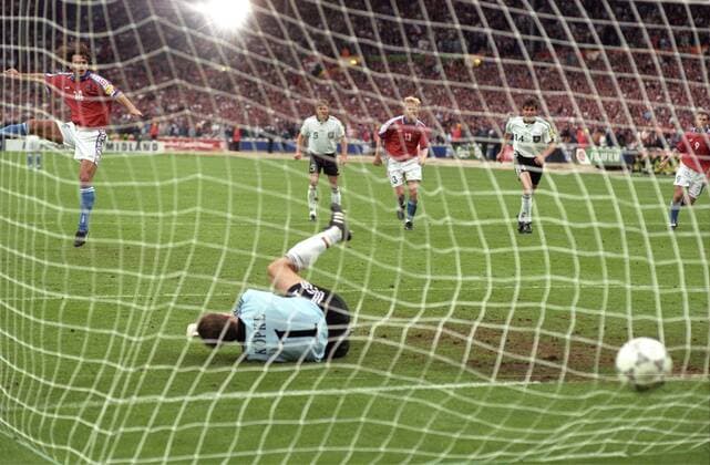 Fußball, EM Finale 1996 in London, Deutschland - Tschechien 2:1 n.V. Europameisterschaft 1996 Finale: Deutschland - Tschechien 2:1 G.G. 30.6. in Wembley. Elfmeter Tor durch Patrik Berger gegen Torwart Andreas Köpke zum 0:1 HM
