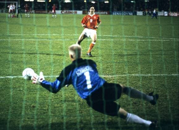 Europameisterschaft 1992 Niederlande - Dänemark 6:7 n. V. Marco van Basten verschiesst gegen Torwart Peter Schmeichel HM