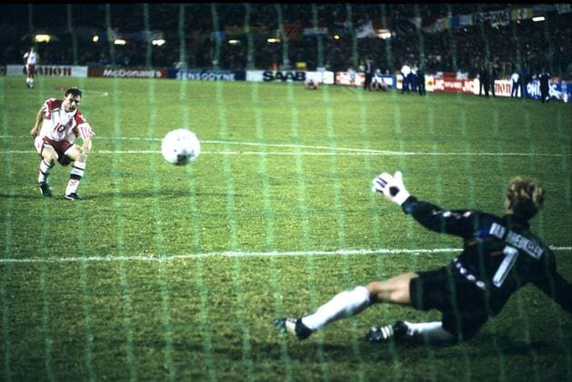 Europameisterschaft 1992 Niederlande - Dänemark 6:7 n. V. Tor 4:5 durch Lars Elstrup gegen Torwart Hans van Breukelen HM