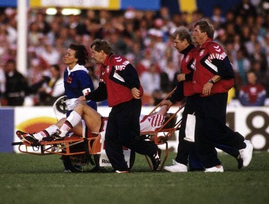 Europameisterschaft 1992 Niederlande - Dänemark 6:7 n. V. Henrik Andersen wird verletzt auf Trage vom Platz gebracht HM