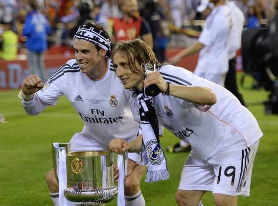 FUSSBALL INTERNATIONAL Copa del Rey FINALE 2013 2014 FC Barcelona - Real Madrid 16.04.2014 JUBEL Real Madrid; Gareth Bale und Luka Modric (re) jubeln mit dem Pokal 