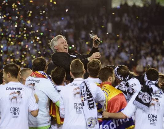 FUSSBALL INTERNATIONAL Copa del Rey FINALE 2013 2014 FC Barcelona - Real Madrid 16.04.2014 Das Team von real Madrid wirft ihren Trainer Carlo Ancelotti (Mitte, Real Madrid) 