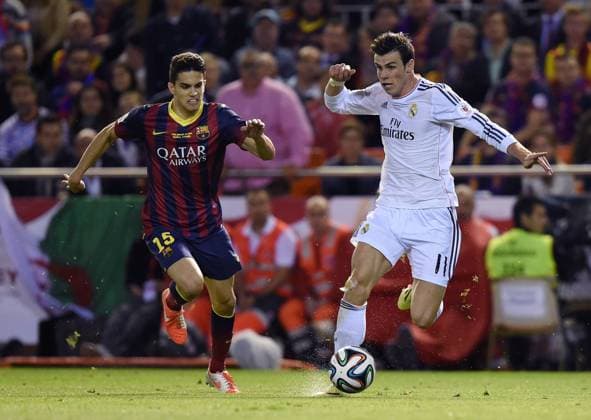 FUSSBALL INTERNATIONAL Copa del Rey FINALE 2013 2014 FC Barcelona - Real Madrid 16.04.2014 Gareth Bale (re, Real Madrid) auf dem Weg zum das Siegtor zum 1-2 gegen Marc Bartra (li, Barca) 