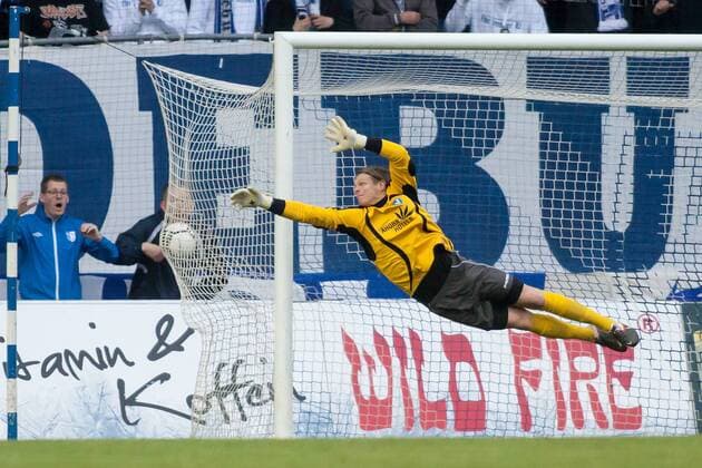 Berlin, Deutschland, 17.04.2014: Fußball NOFV Regionalliga Nordost 2013 2014 - 1. FC Magdeburg - FC Viktoria 89. Tor 1:1 per Freistoß Freistoss durch Nico Hammann (Magdeburg, nicht im Bild) gegen Torwart Jakub Jakubov (Viktoria)