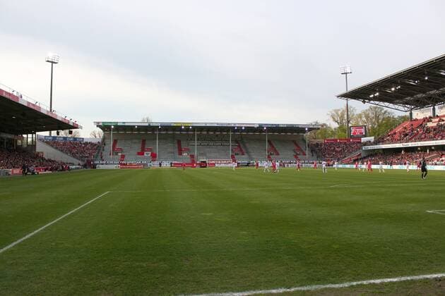 Stadion der Freundschaft (Cottbus) mit leerer Fantribüne (Nordwand) FC Energie Cottbus