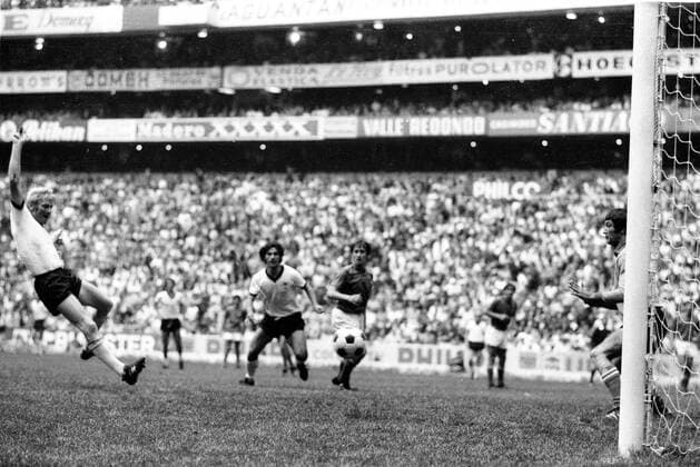 FB - WM 1970 Halbfinale: Italien - Deutschland 4:3 n.V. 17.06.1970. Tor zum 1:1 durch Karl Heinz Schnellinger (links). Rechts: Torwart Enrico Albertosi (Ita.). HM
