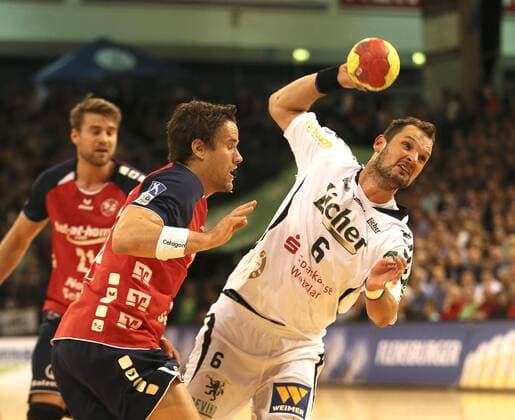 Foto: ..... am Ball Jens Tiedtke ( Wetzlar ) gegen Thomas Mogensen , links Handball Herren 1. Bundesliga 16.04.2014 SG Flensburg - HSG Wetzlar