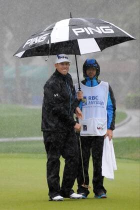 18 April 2014: Hunter Mahan smiles to the crowd on 7 as the horn sounds before the delay of the very wet second round of the RBC Heritage presented by Boeing Golf Tournament, from Harbour Town Golf Links, on Hilton Head Island. GOLF: APR 18 PGA Golf Herren - RBC Heritage - Second Round Icon20120140418111 EDITORIAL USE ONLY
