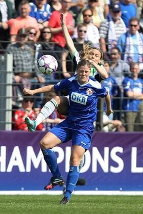 Fussball, Frauen Champions-League, 1. FFC Turbine Potsdam - VfL Wolfsburg, v.li.: Maren Mjelde (1. FFC Turbine Potsdam) im Zweikampf, Duell, duel, tackle mit Martina Müller (VfL Wolfsburg) xfsx