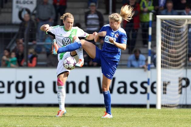 Fussball, Frauen Champions-League, 1. FFC Turbine Potsdam - VfL Wolfsburg, v.li.: Josephine Henning (VfL Wolfsburg) im Zweikampf, Duell, duel, tackle mit Ada Hegerberg (1. FFC Turbine Potsdam) xfsx