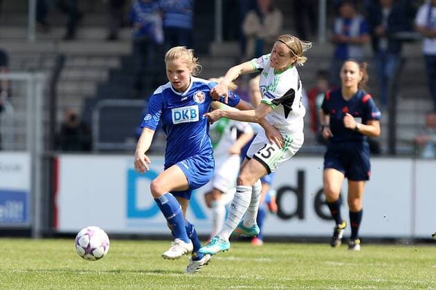 Fussball, Frauen Champions-League, 1. FFC Turbine Potsdam - VfL Wolfsburg, v.li.: Tabea Kemme (1. FFC Turbine Potsdam) im Zweikampf, Duell, duel, tackle mit Martina Müller (VfL Wolfsburg) xfsx