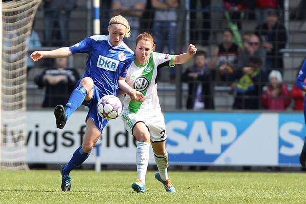 Fussball, Frauen Champions-League, 1. FFC Turbine Potsdam - VfL Wolfsburg, v.li.: Pauline Bremer (1. FFC Turbine Potsdam) im Zweikampf, Duell, duel, tackle mit Verena Faißt (VfL Wolfsburg) xfsx