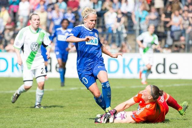 Fussball, Frauen Champions-League, 1. FFC Turbine Potsdam - VfL Wolfsburg, v.li.: Julia Simic (1.FFC Turbine Potsdam),Almuth Schult (VfL Wolfsburg) xjfx