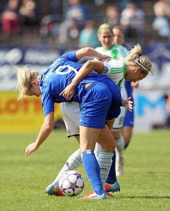 Fussball, Frauen Champions-League, 1. FFC Turbine Potsdam - VfL Wolfsburg, v.li.: Ada Hegerberg (1. FFC Turbine Potsdam), Lena Goeßling (VfL Wolfsburg), im Zweikampf, Duell, duel, tackle, Aktion, Action xmrx