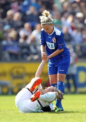 Fussball, Frauen Champions-League, 1. FFC Turbine Potsdam - VfL Wolfsburg, v.li.: Alexandra Popp (VfL Wolfsburg) mit Schmerzen nach einem Foul, racked with pain, mit Julia Simic (1. FFC Turbine Potsdam) xmrx