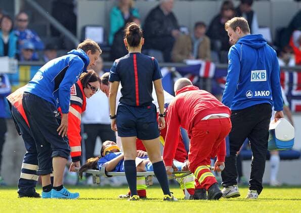 Fussball, Frauen Champions-League, 1. FFC Turbine Potsdam - VfL Wolfsburg, v.li.: Lia Wälti (1. FFC Turbine Potsdam) verletzt, Verletzung, injured, sporting injury, mit Schmerzen nach einem Foul, racked with pain xmrx