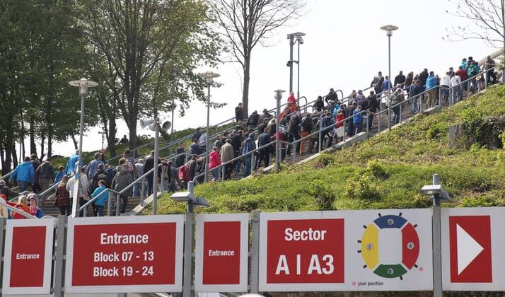 Leipzig, 19.04.2014, Red Bull Arena, Fussball, 3. Liga, 35. Spieltag. , RB Leipzig , Im Bild: Publikumsandrang Stadiontreppen. 39.147 Zuschauer besuchten diese Partie. Das ist RB Leipzig Vereinsrekord sowie Saisonrekord der 3. Liga! ,
