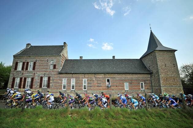 Das Farhrerfeld durch die Region Limburg unterwegs - Hier an Schlössern und Herrschaftshäusern vorbei - Landschaft - Landscape - Aufmacher - Total - Querformat - quer - horizontal - Event: Amstel Gold Race 2014 - Location: Cauberg - Valkenburg - Netherlands - Niederlande - Europe - Europa - Datum: 20.04.2014